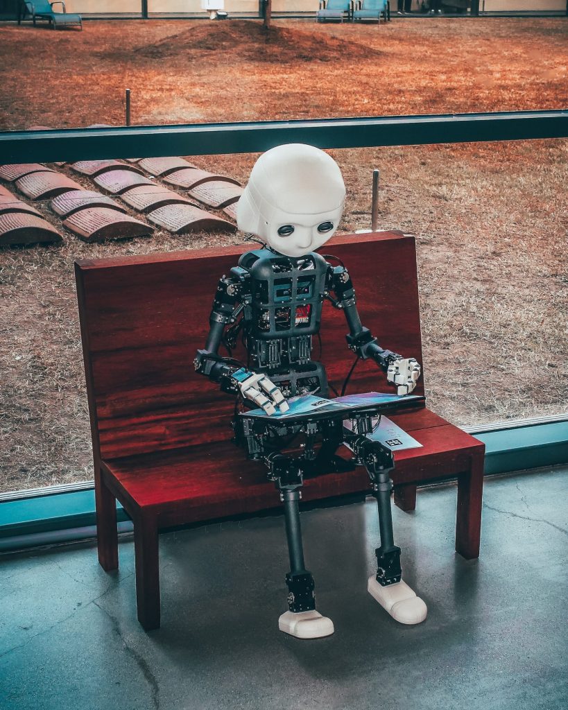 Zittende robot op een bank - Zal de ChatGPT AI chatbot Google vervangen - Motionmill webdesign Antwerpen